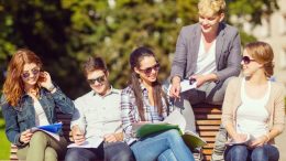 Studenten auf dem Campus